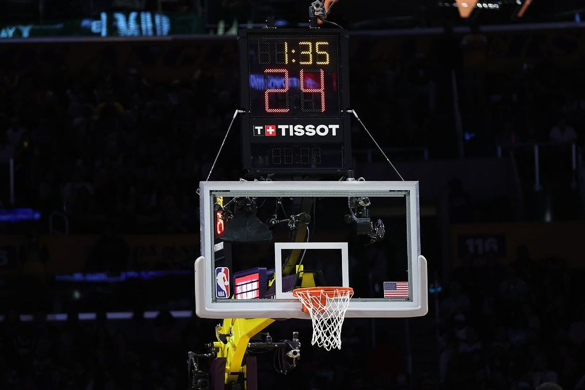 Trận đấu Warriors vs Lakers: Đồng hồ hỏng và tranh cãi về quyết định ghi điểm của LeBron James - 2045848984